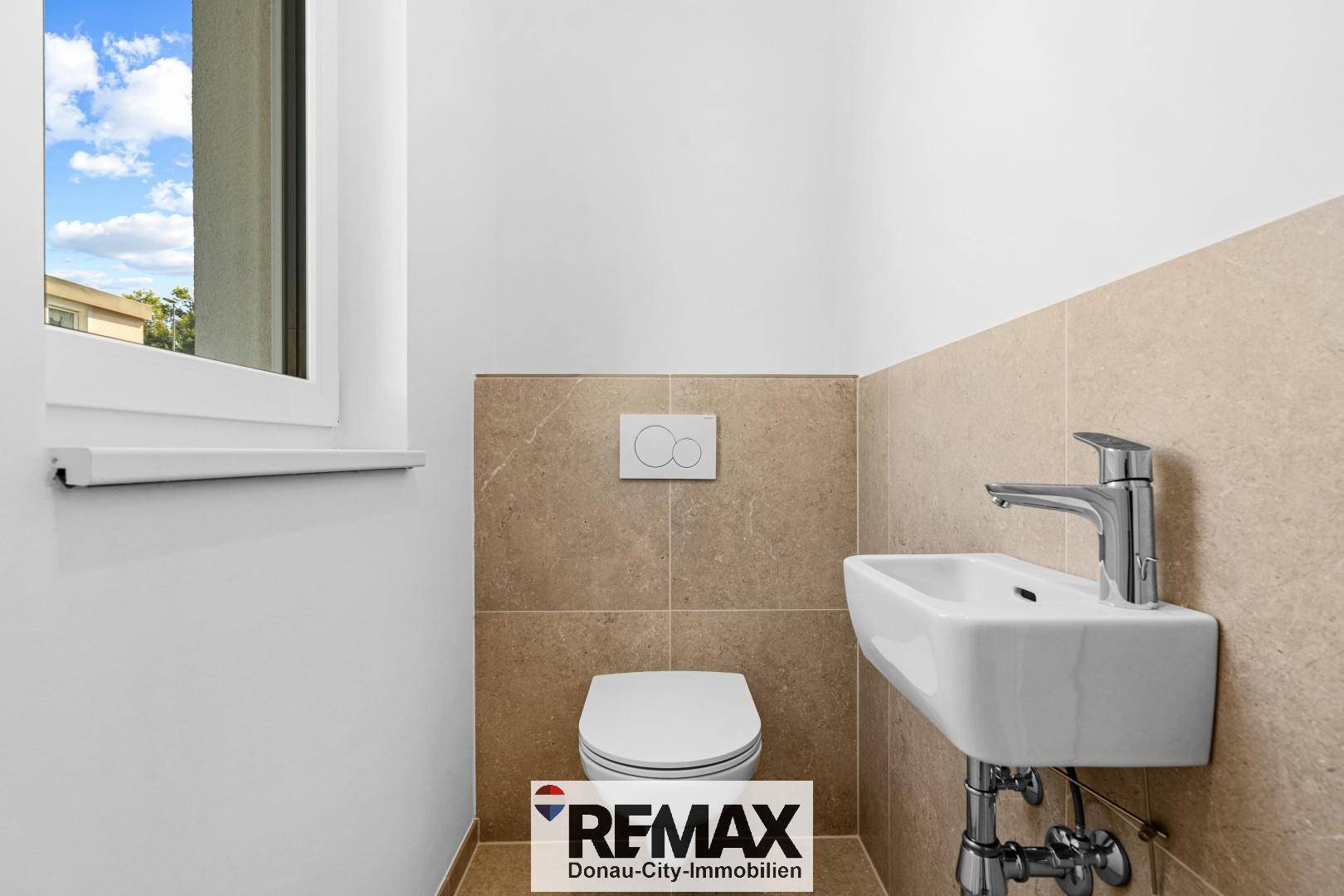 Modernes Gäste-WC mit wandhängendem WC, kleinem Waschbecken und Fenster für Tageslicht.