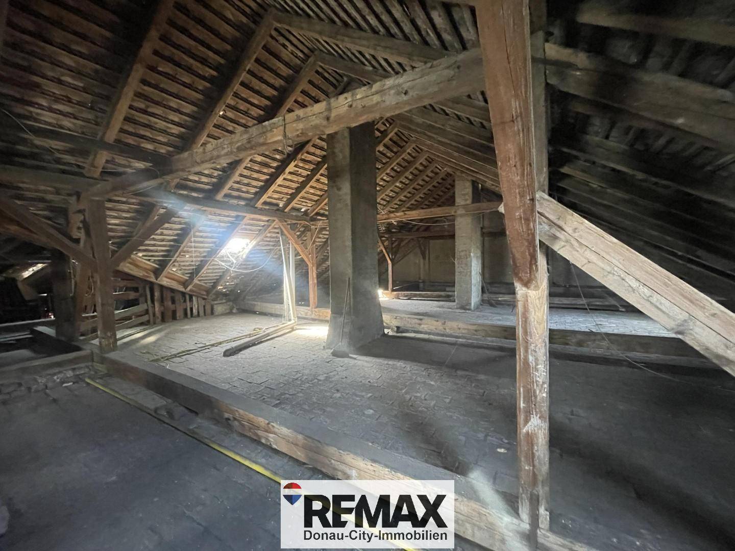 Geräumiger Dachboden mit sichtbaren Holzbalken und viel Potenzial für einen Ausbau.