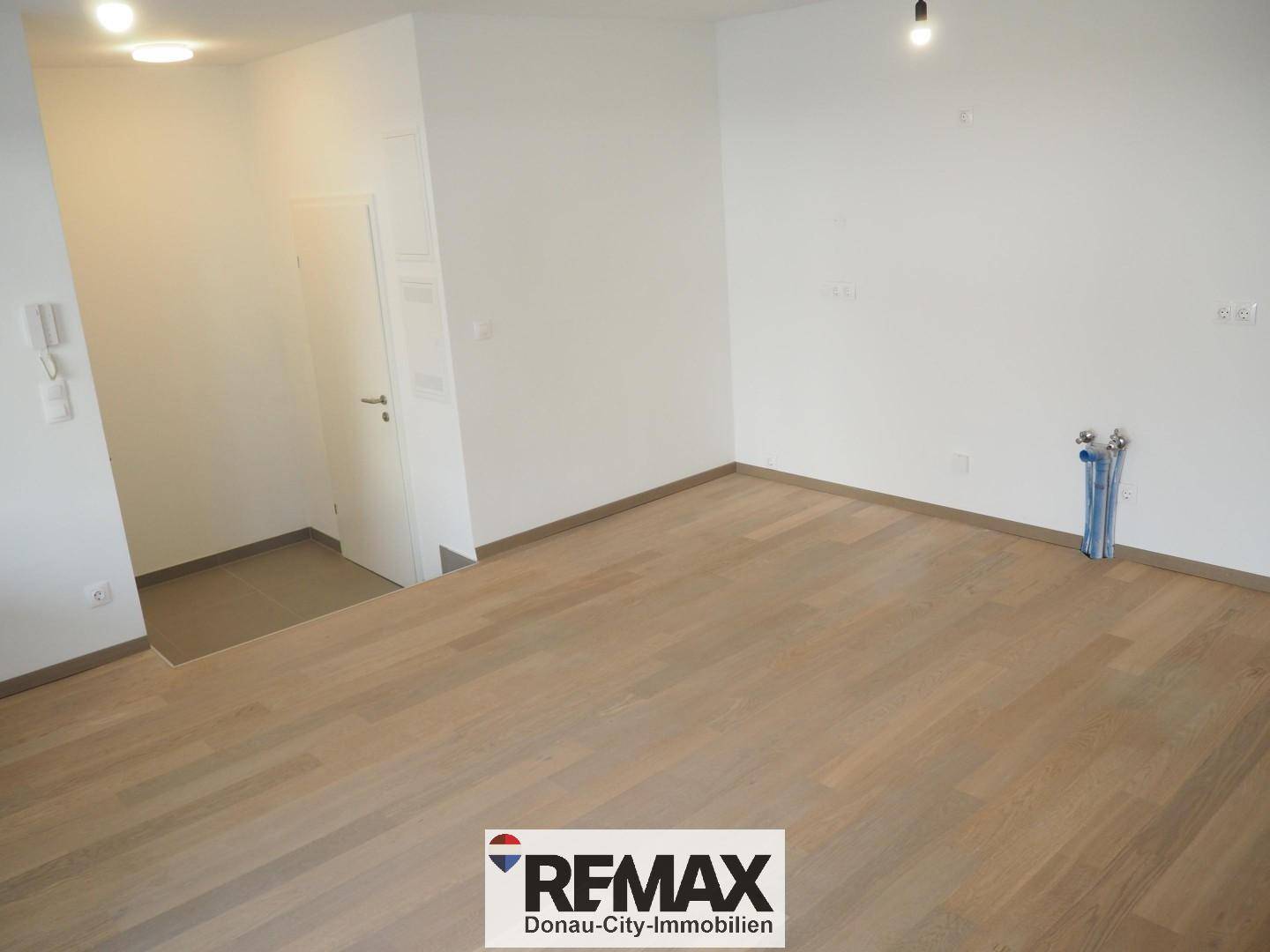 Geräumiger Raum mit Holzboden und Wandanschlüssen, ideal für individuelle Gestaltung.
