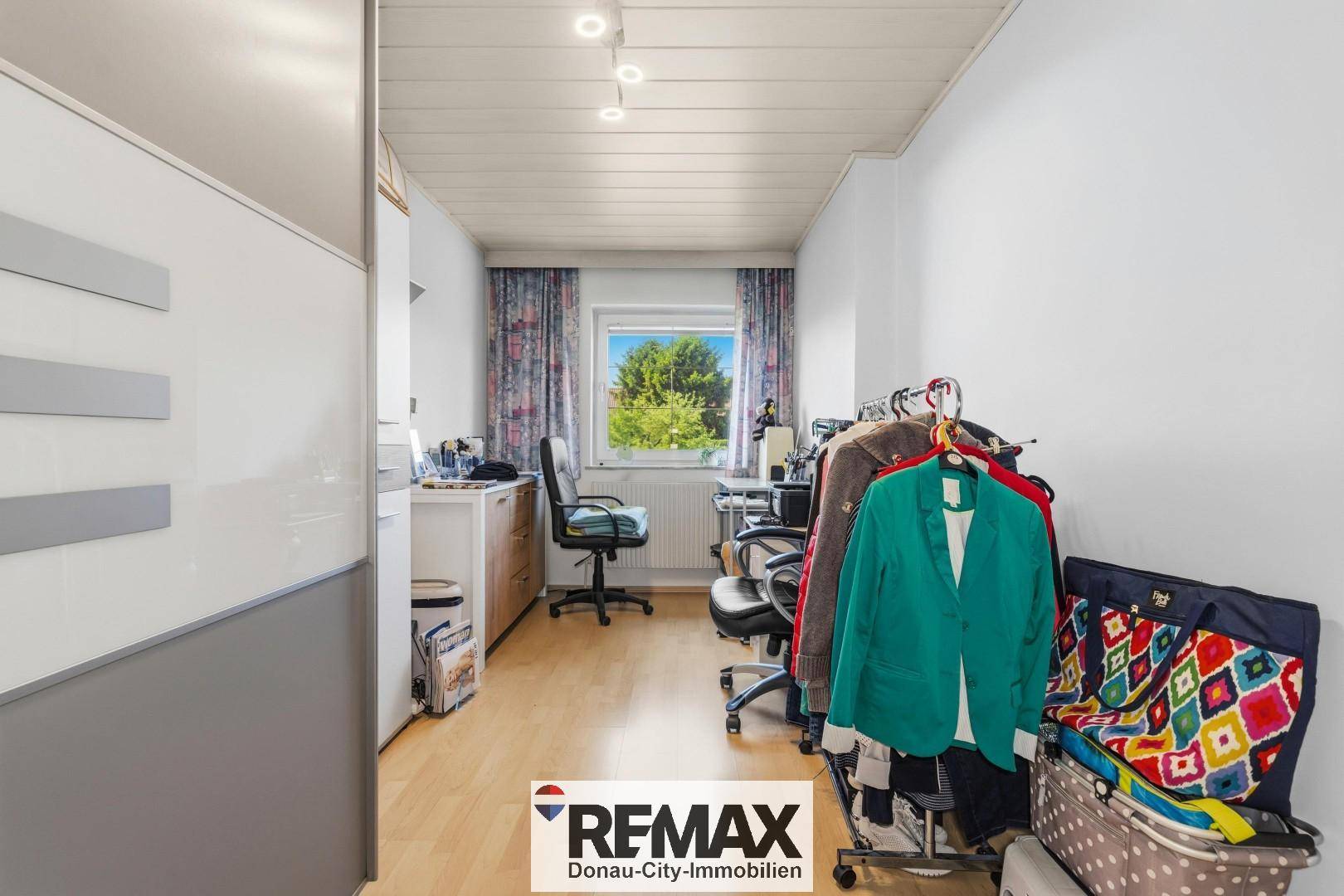 Helles Zimmer mit Holzdecke, Fenster und vielseitiger Nutzungsmöglichkeit als Büro oder Gästezimmer.