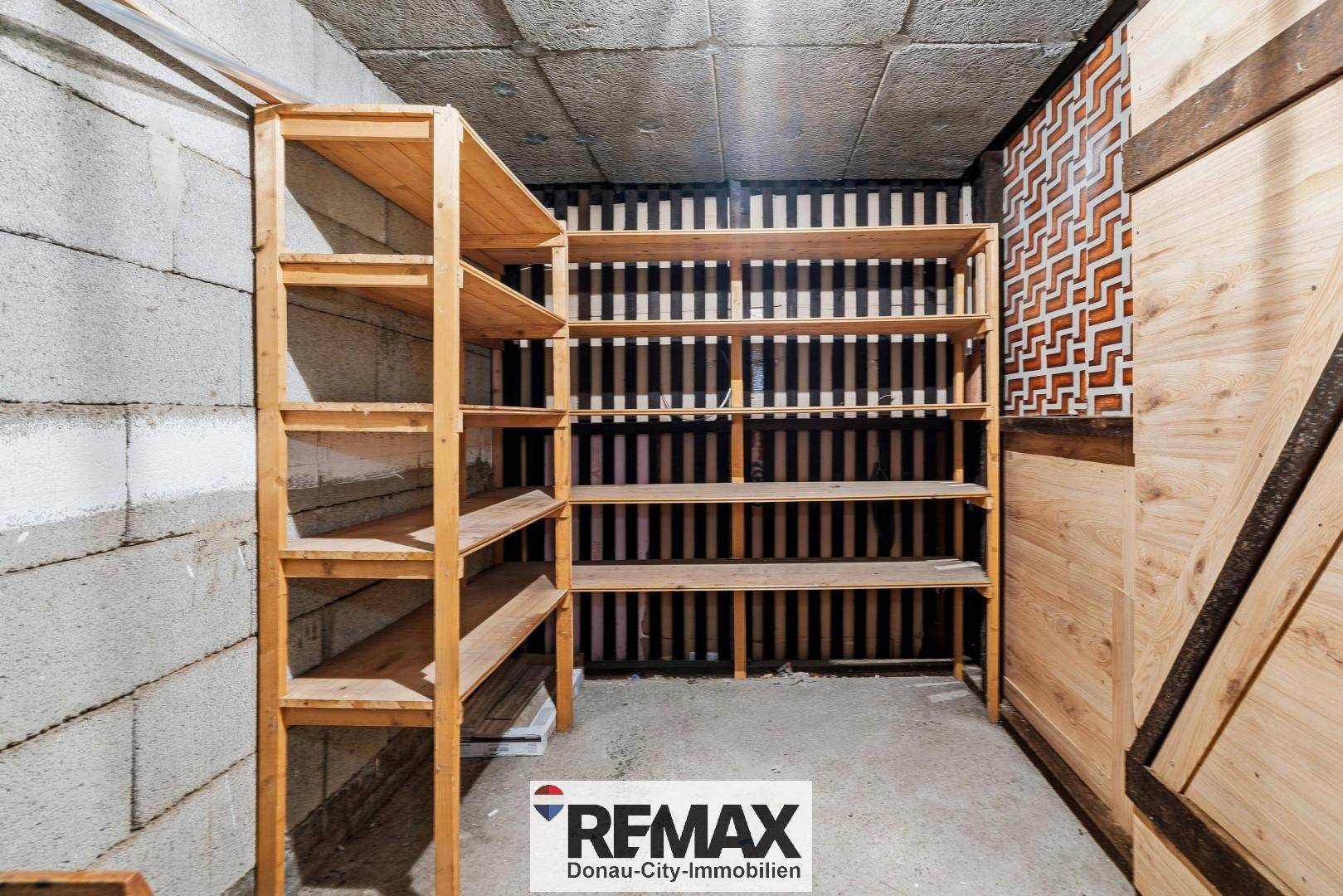 Praktischer Abstellraum oder Keller mit stabilen Holzregalen für zusätzlichen Stauraum.