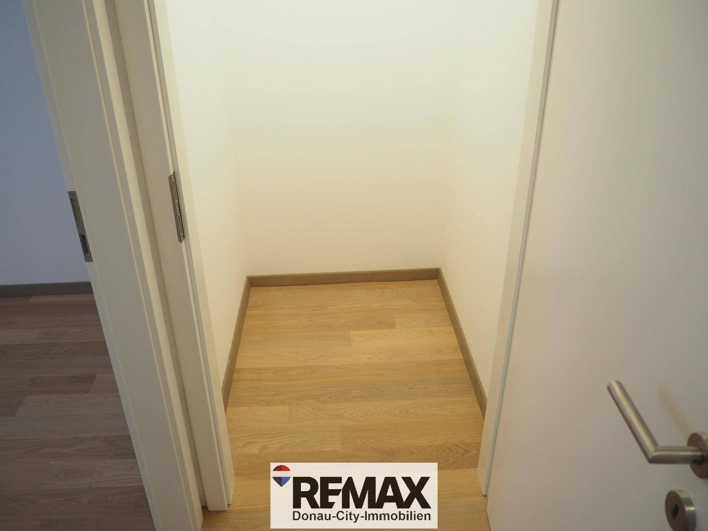 Praktischer Abstellraum mit Holzboden, ideal für zusätzlichen Stauraum.