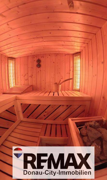 Gemütliche Holzsauna mit Bänken und Saunaofen, bereit für entspannende Momente.