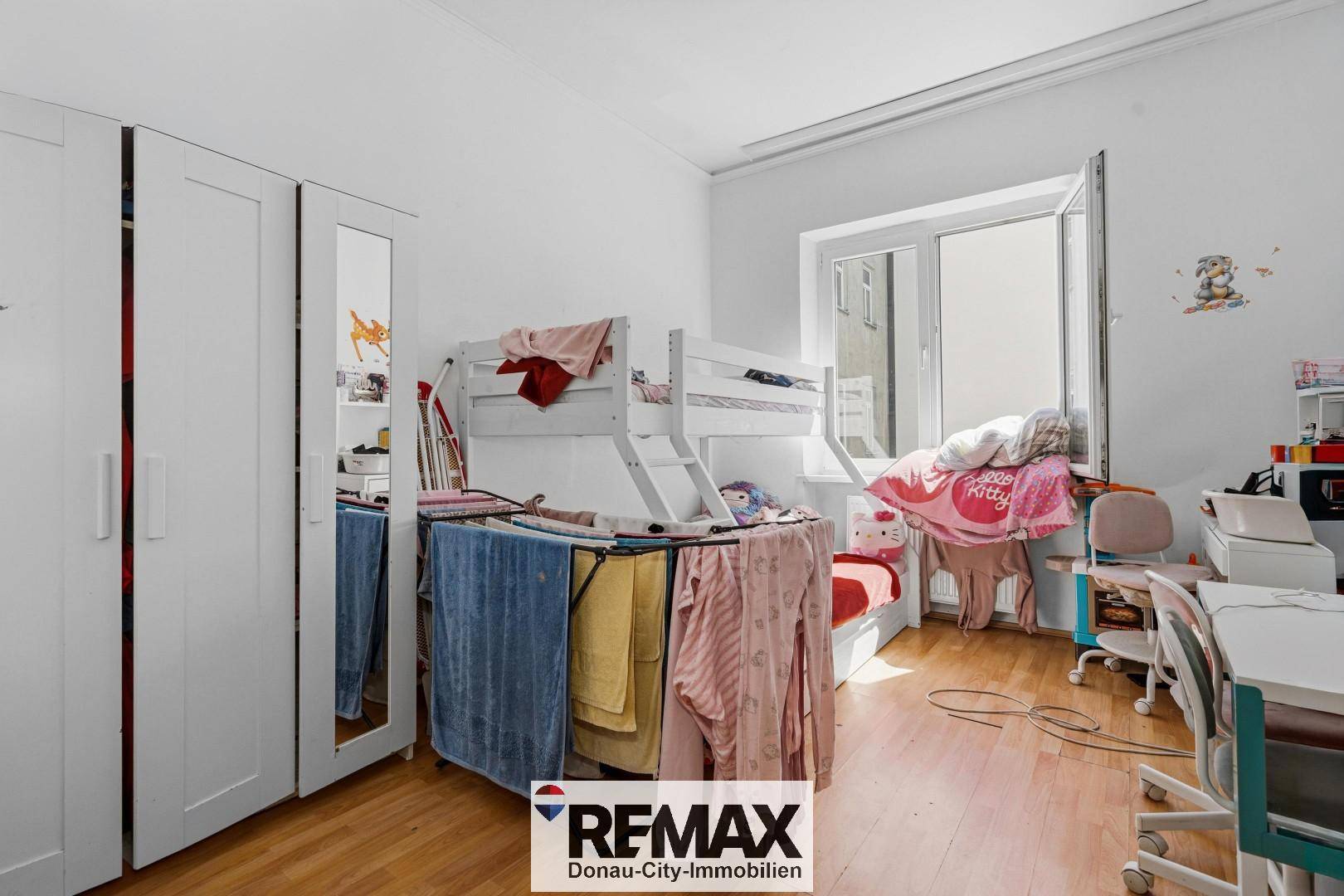Helles Kinderzimmer mit Etagenbett, Kleiderschränken und viel Platz zum Spielen.