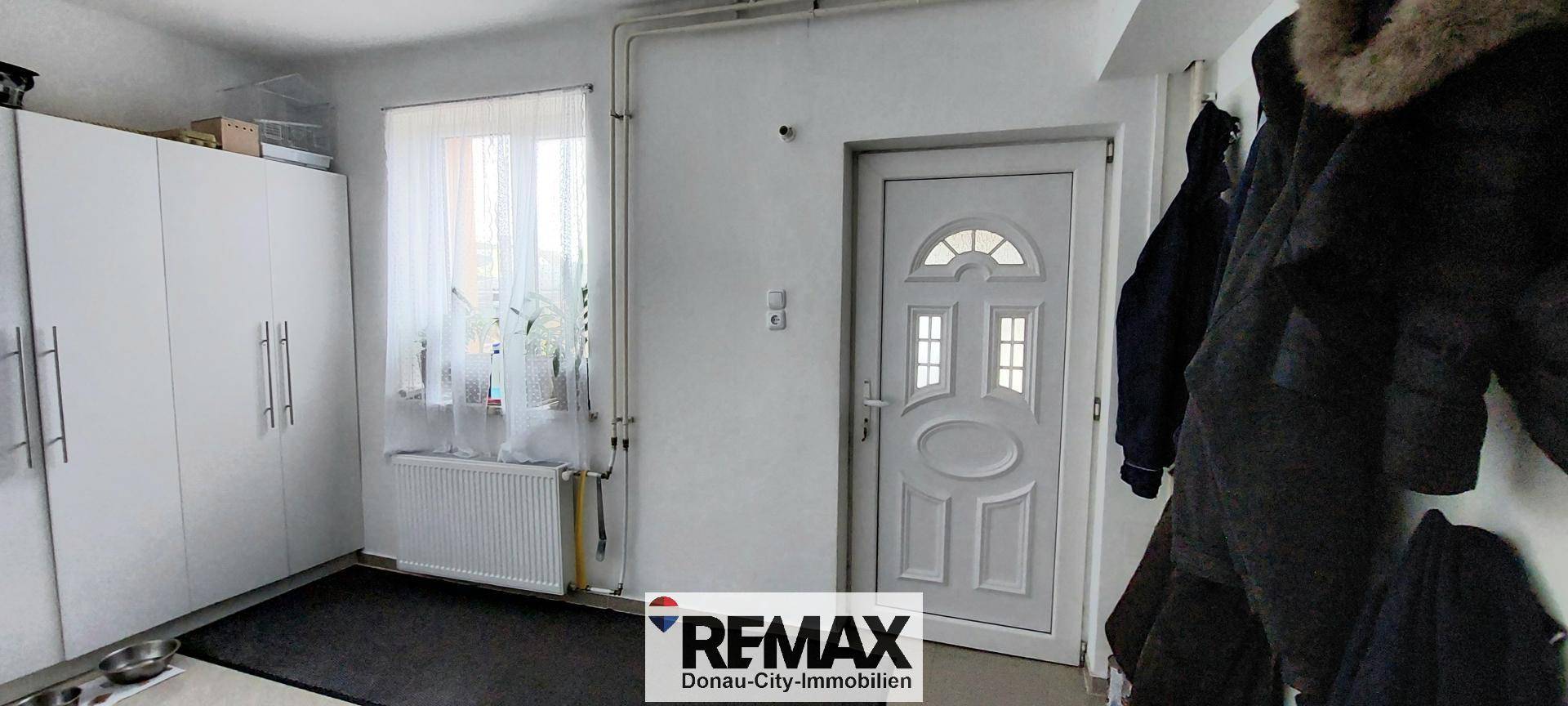 Eingangsbereich oder Flur mit Garderobe und weißer Tür, praktisch gestaltet.