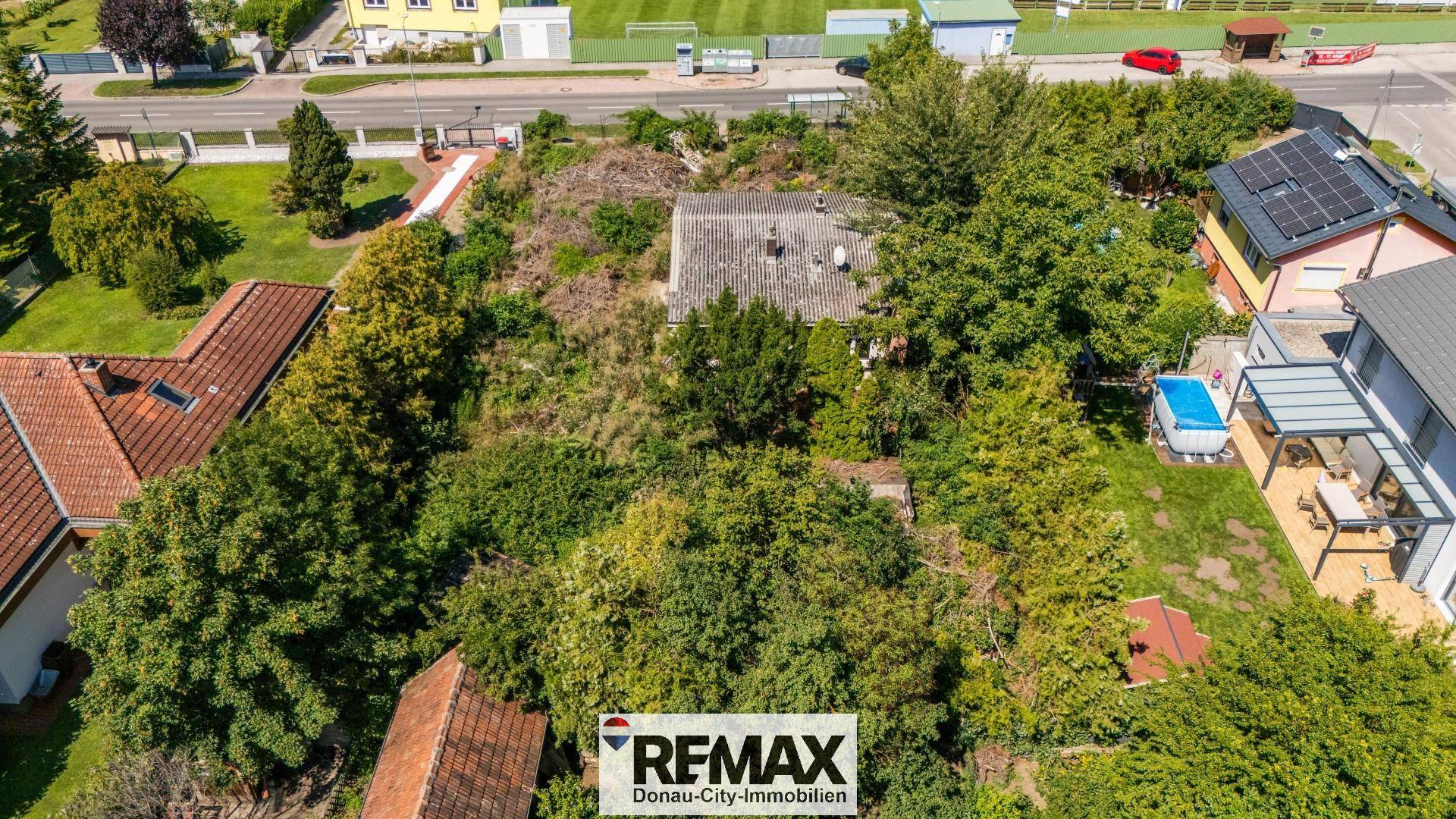 Übersicht aus der Vogelperspektive auf das Grundstück mit altem Haus und umliegender Bebauung.