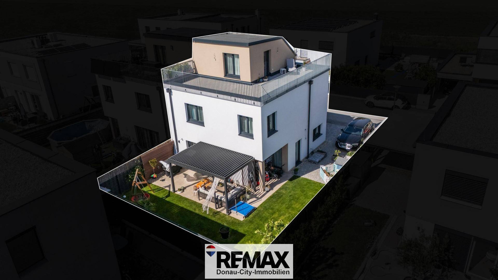 Ansicht eines modernen Einfamilienhauses mit Garten, Terrasse und Dachterrasse von oben.