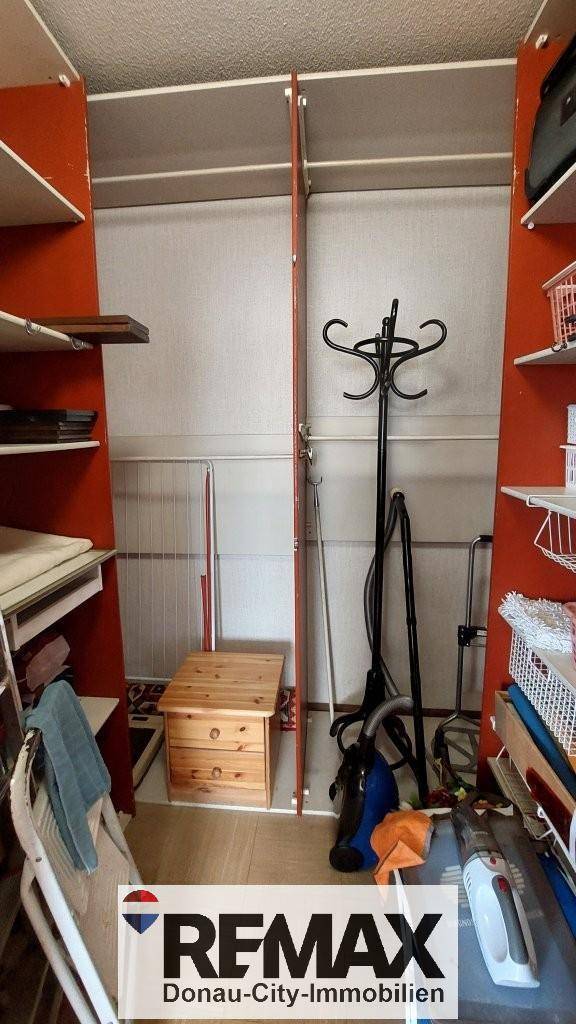 Praktischer Abstellraum mit Regalen und Platz für Haushaltsgeräte und Utensilien.