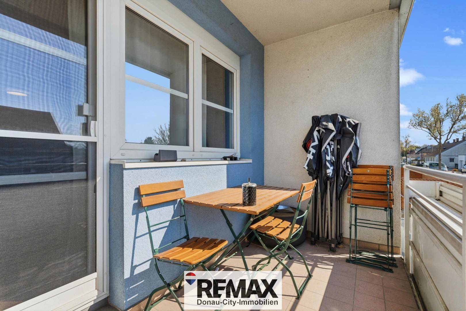 Gemütlicher Balkon mit Sitzgelegenheiten und Blick auf die Umgebung.