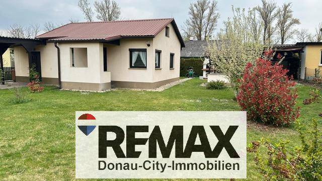 Freistehendes Haus mit großem Garten und umliegender grüner Landschaft.