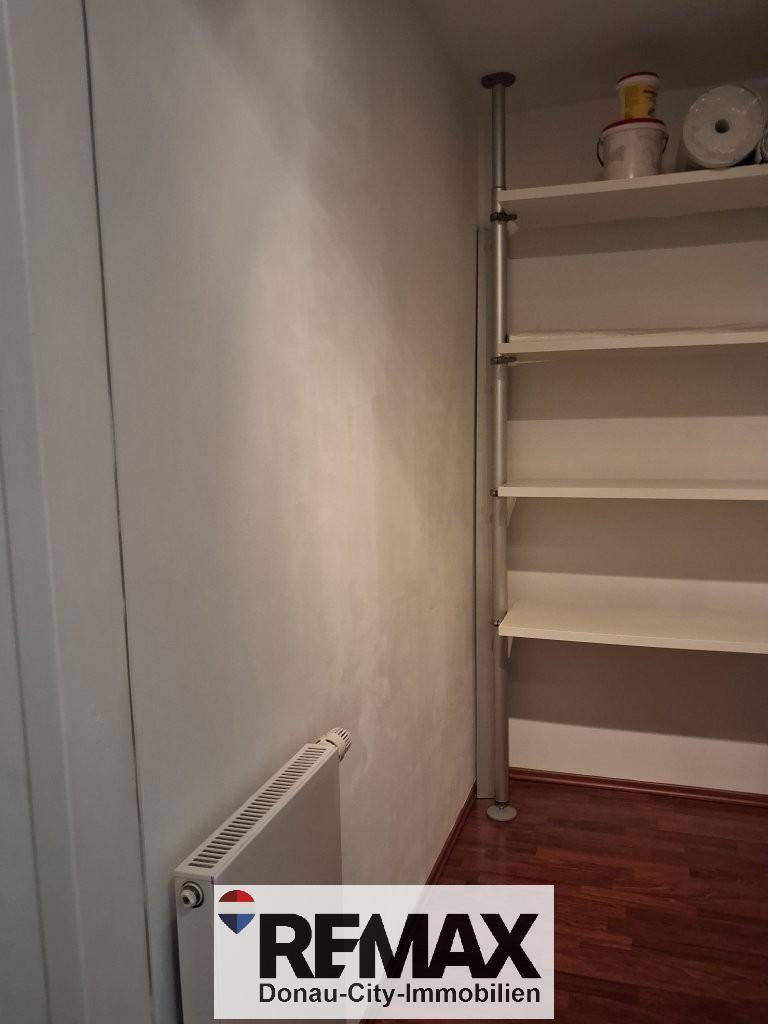 Praktischer Abstellraum mit Regalsystem und Heizkörper, ideal für zusätzlichen Stauraum.