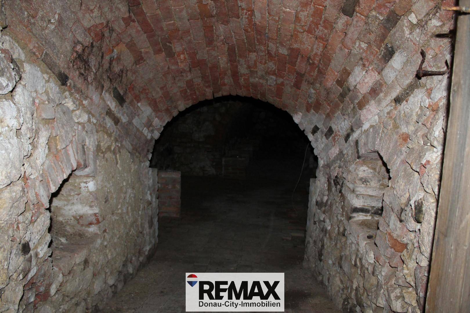 Historischer Keller mit Ziegelgewölben und Natursteinmauern, der einen rustikalen Charme besitzt.
