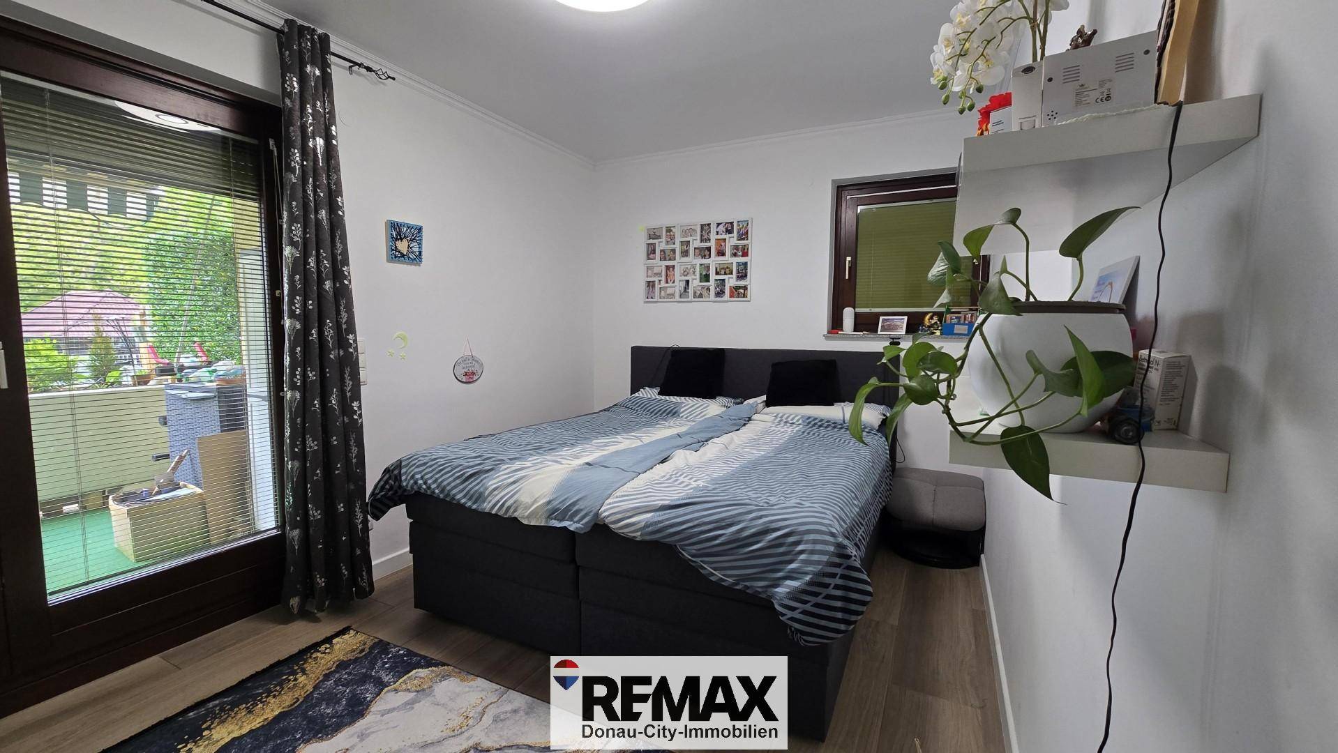 Gemütliches Schlafzimmer mit Doppelbett, hellen Wänden und direktem Zugang zu einem Balkon.