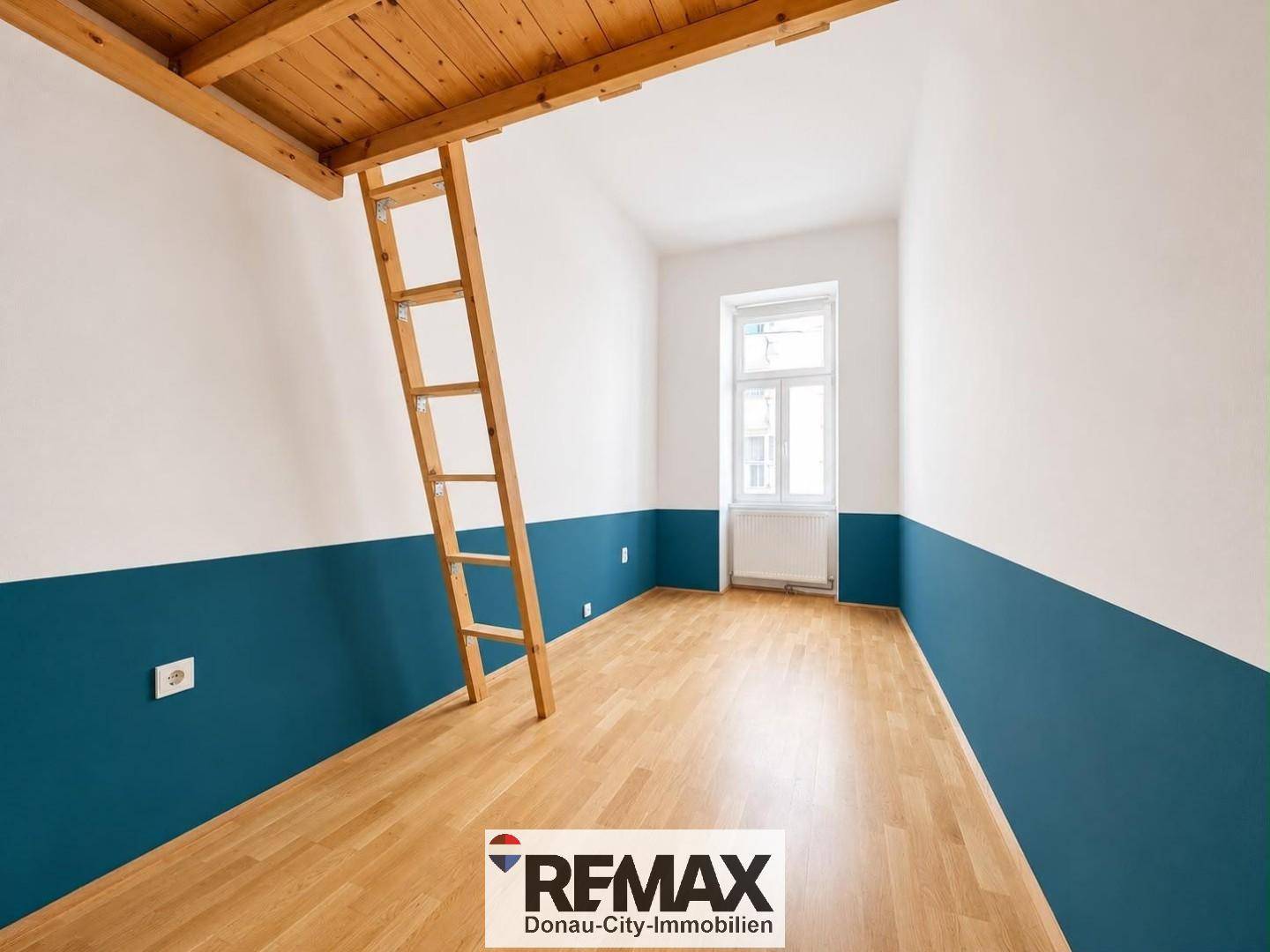 Helles Zimmer mit Holzboden, blauer Akzentwand und Hochbett, bietet vielseitige Nutzungsmöglichkeiten.