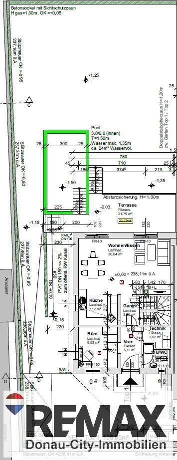 Grundriss des Erdgeschosses mit offenem Wohn-Essbereich, Küche, Büro und Pool im Garten.