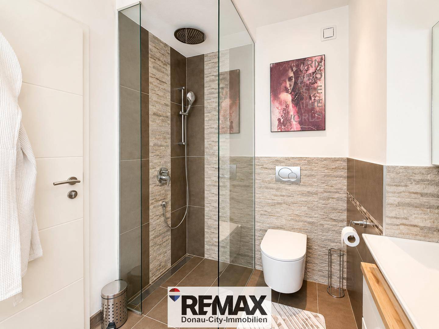 Modernes Badezimmer mit ebenerdiger Dusche, Wand-WC und stilvollen Fliesen.