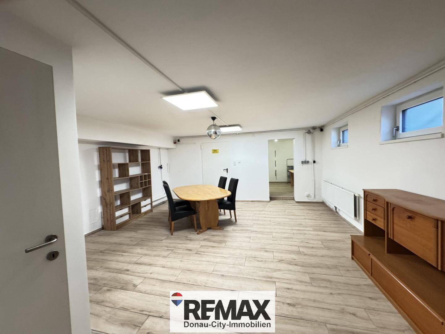 Geräumiger Essbereich mit Holztisch und Regalen, bietet viel Platz für gesellige Runden.