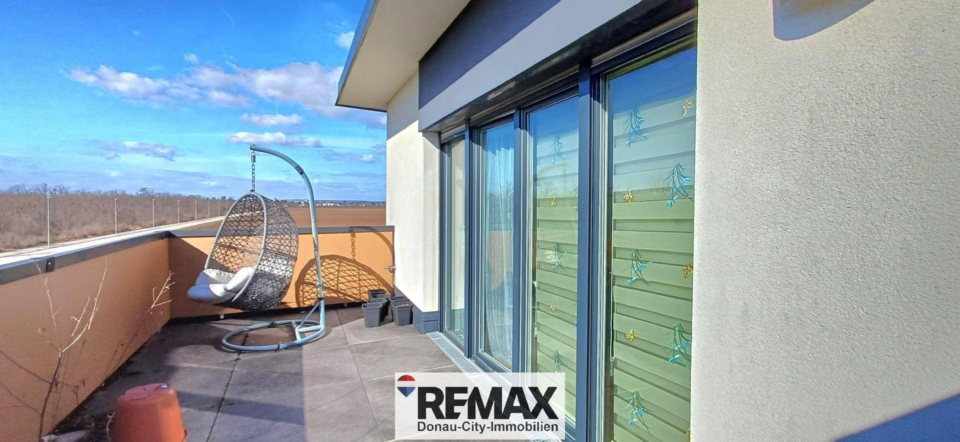 Balkon mit Hängesessel und weitem Blick über die Landschaft.