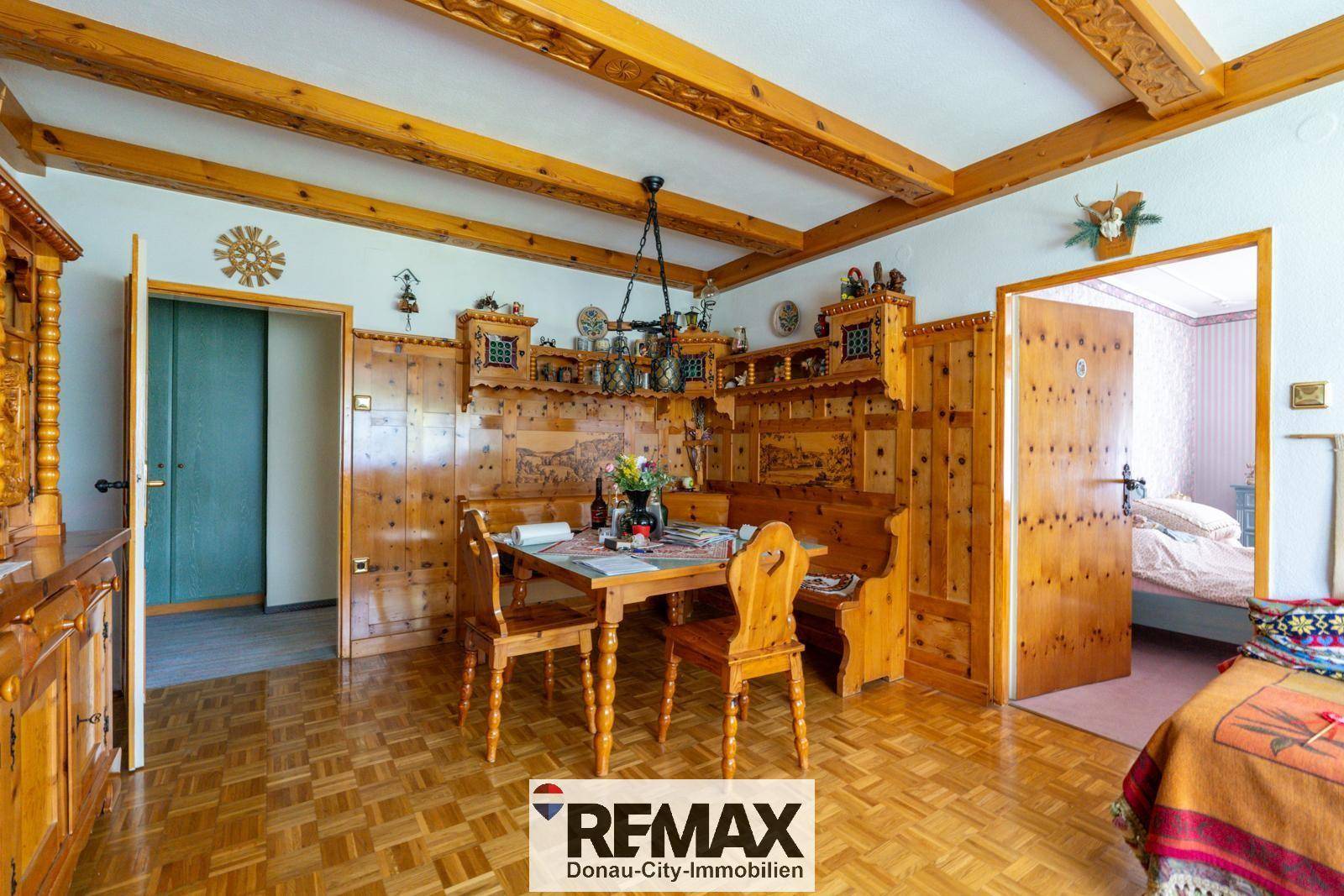 Rustikaler Essbereich mit Holztäfelung, Holzbalkendecke und traditionellen Möbeln.