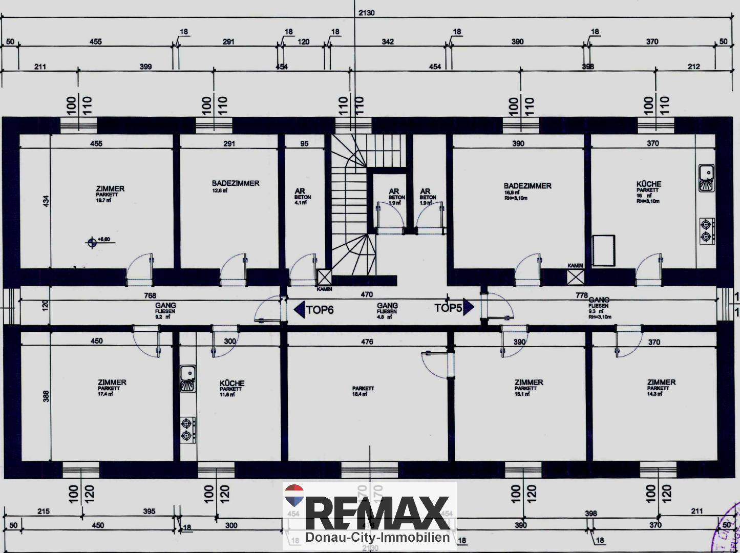 Grundrissplan für mehrere Wohneinheiten mit Zimmern, Bädern und Küchen.