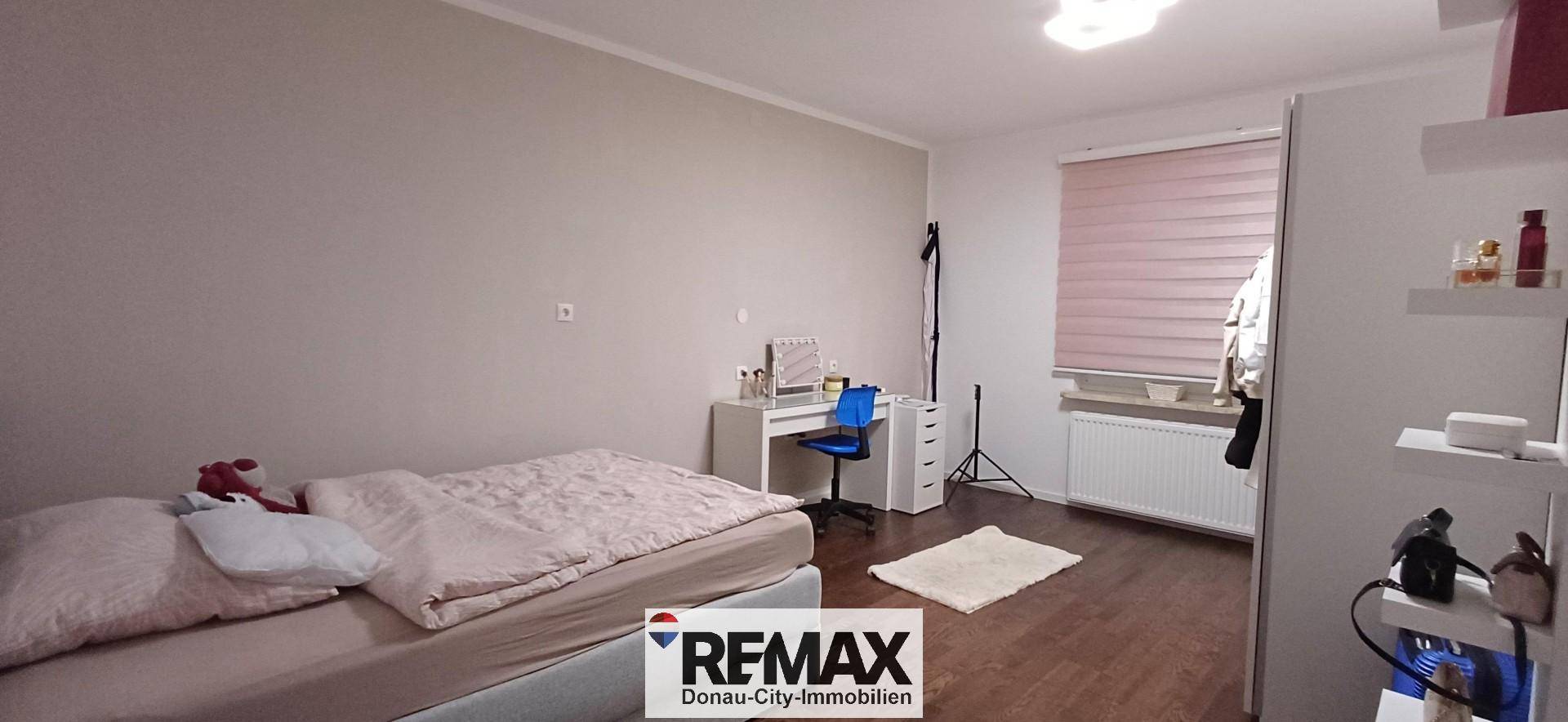 Geräumiges Schlafzimmer mit Einzelbett, Schreibtisch und Kleiderschrank, ideal für Gäste.