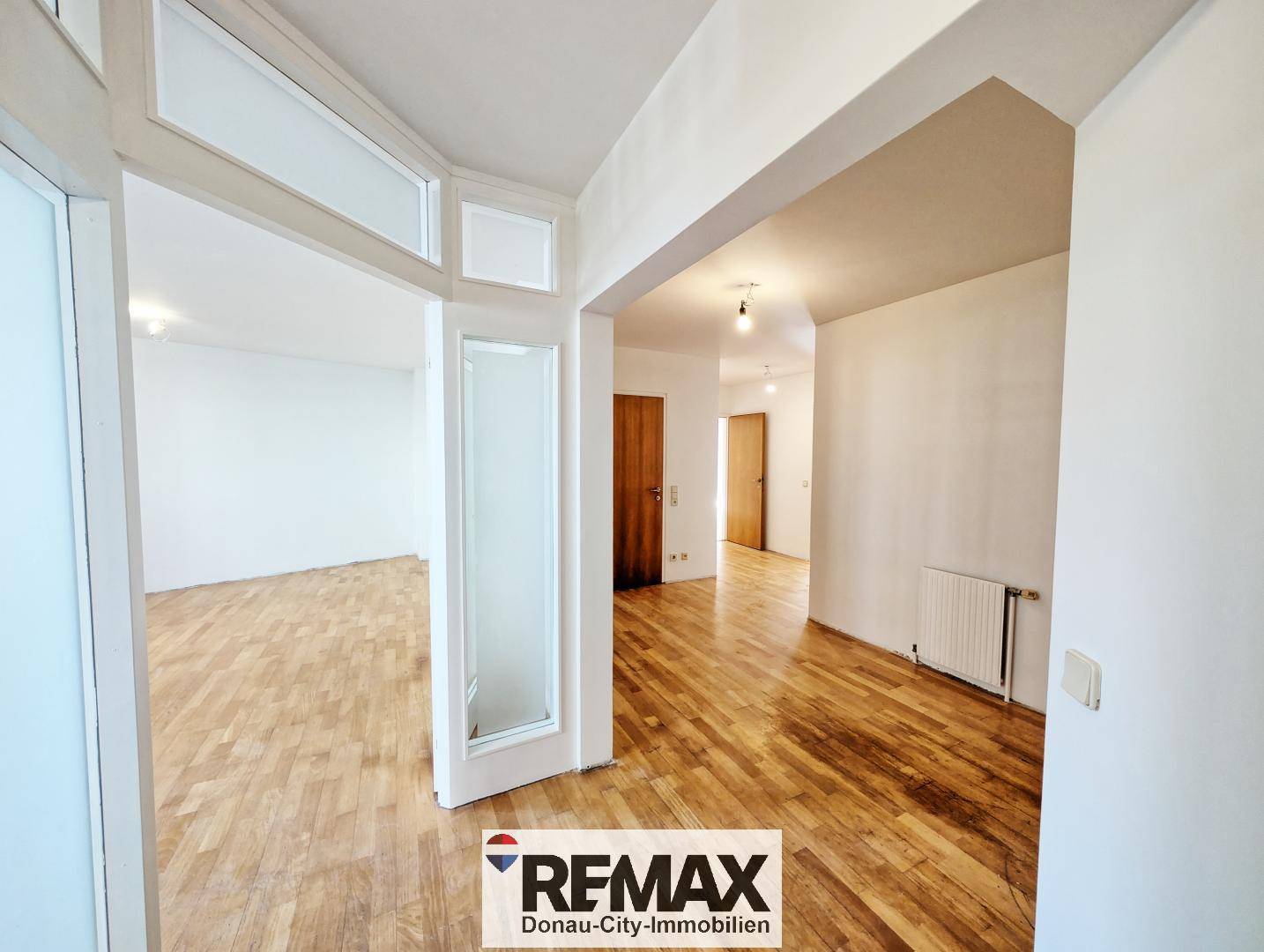 Heller Flur mit Parkettboden und Zugang zu mehreren Zimmern, ideal für eine flexible Raumgestaltung.