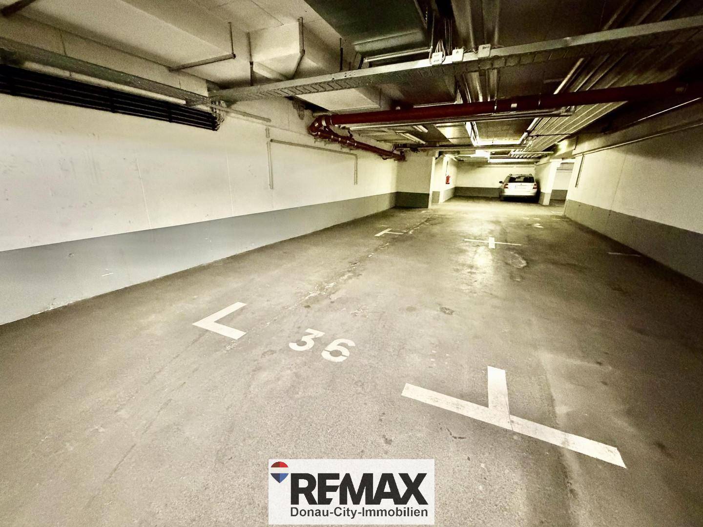 Tiefgaragenstellplatz mit Markierung L36, bietet sicheres Parken für Fahrzeuge.