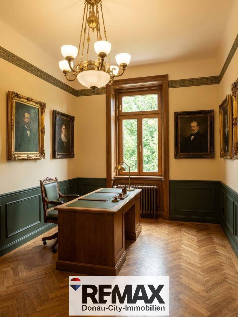 Klassisches Arbeitszimmer mit antikem Schreibtisch, Fischgrätparkett und historischen Gemälden an den Wänden.