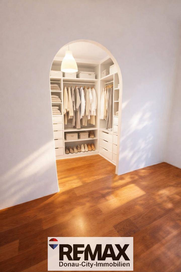 Begehbarer Kleiderschrank mit integrierten Regalen und Hängemöglichkeiten auf Holzboden.