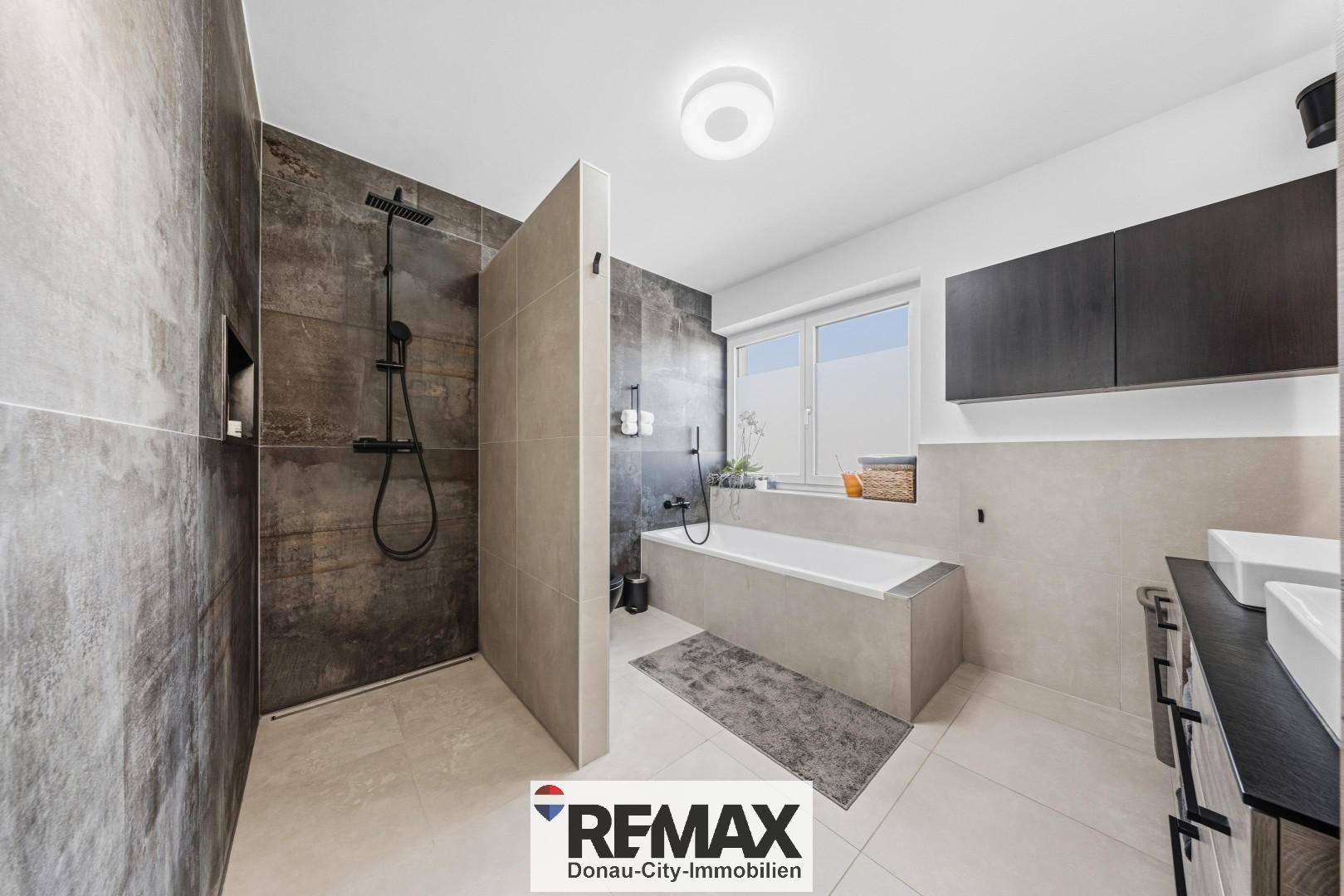 Modernes Badezimmer mit begehbarer Dusche, Badewanne und Doppelwaschbecken.