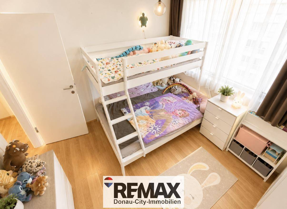 Kinderzimmer mit weißem Etagenbett und Spielzeug, ideal für Geschwister.