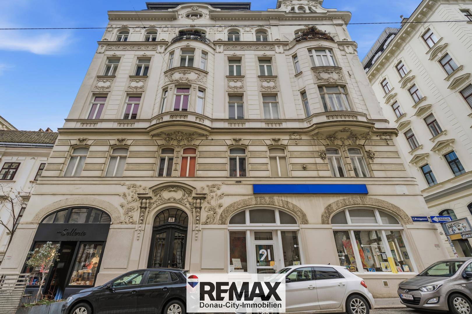 Prachtvolle Fassade eines historischen Gebäudes mit vielen Fenstern und dekorativen Elementen in der Stadt.