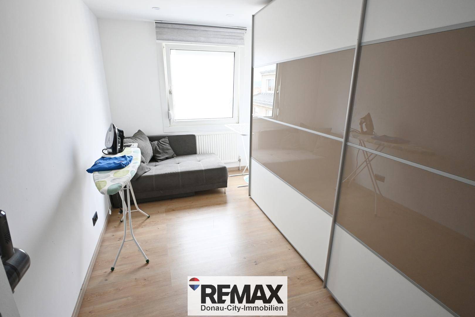 Helles Zimmer mit Schlafsofa, Bügelbrett und großem Schiebetürenschrank, vielseitig nutzbar.