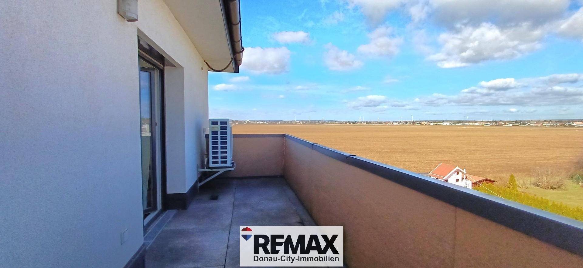 Balkon mit weitem Blick über Felder und die Landschaft.