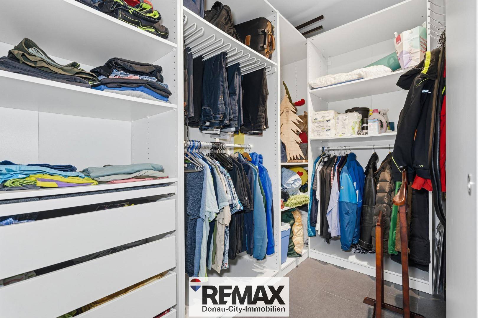Praktischer begehbarer Kleiderschrank mit vielen Ablagemöglichkeiten und Stauraum.