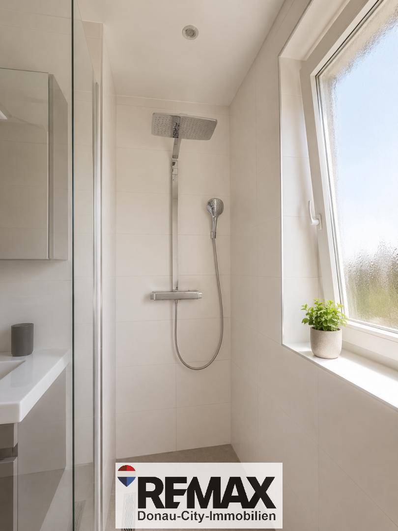 Modernes Badezimmer mit ebenerdiger Dusche und Fenster für natürliches Licht.