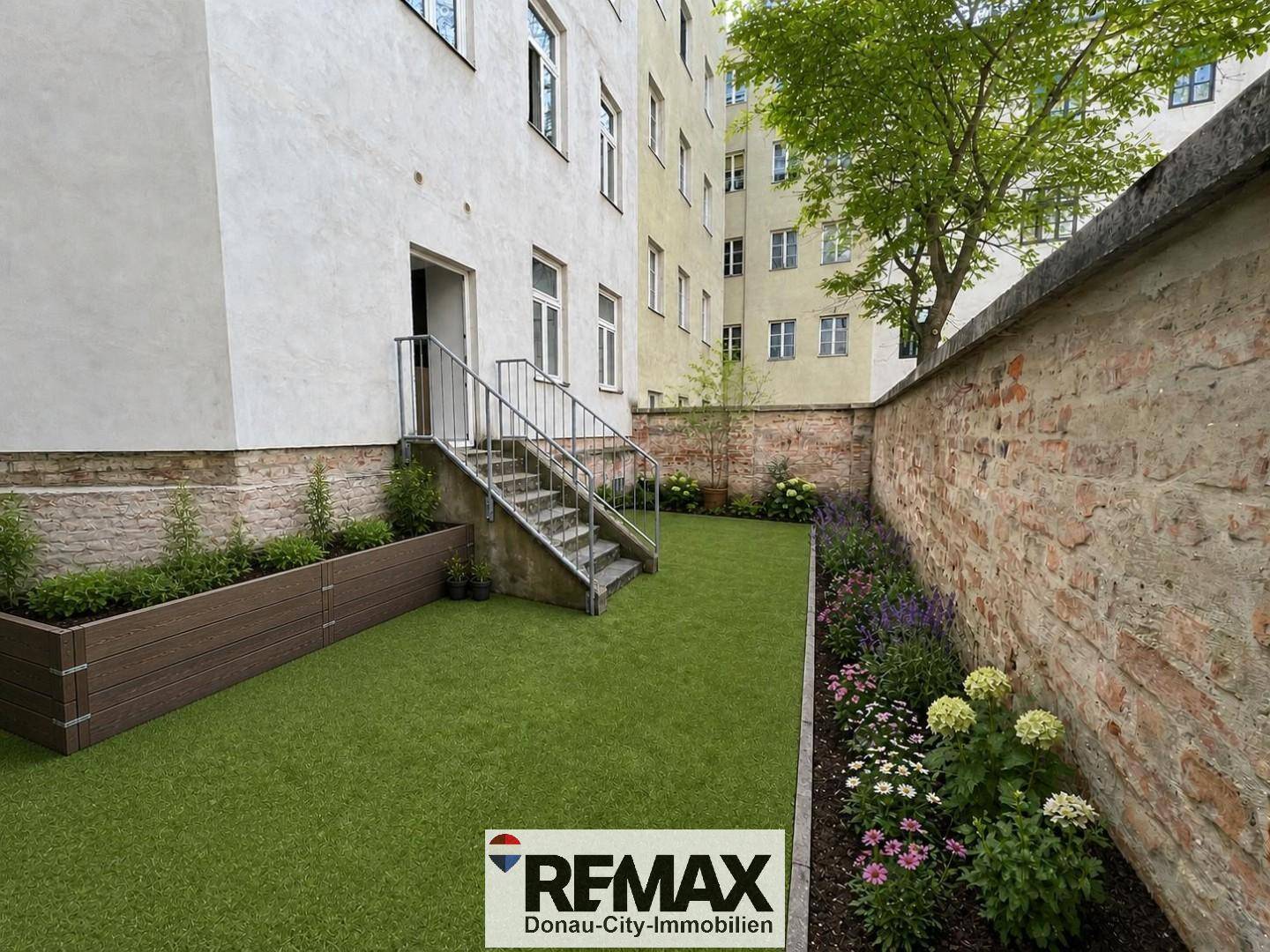 Renovierter Hinterhof mit Kunstrasen, Blumenbeeten und einer Ziegelmauer.