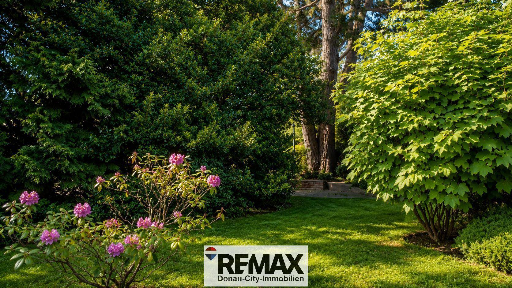 Üppiger, sonniger Garten mit verschiedenen Sträuchern, Bäumen und blühenden Rhododendren.