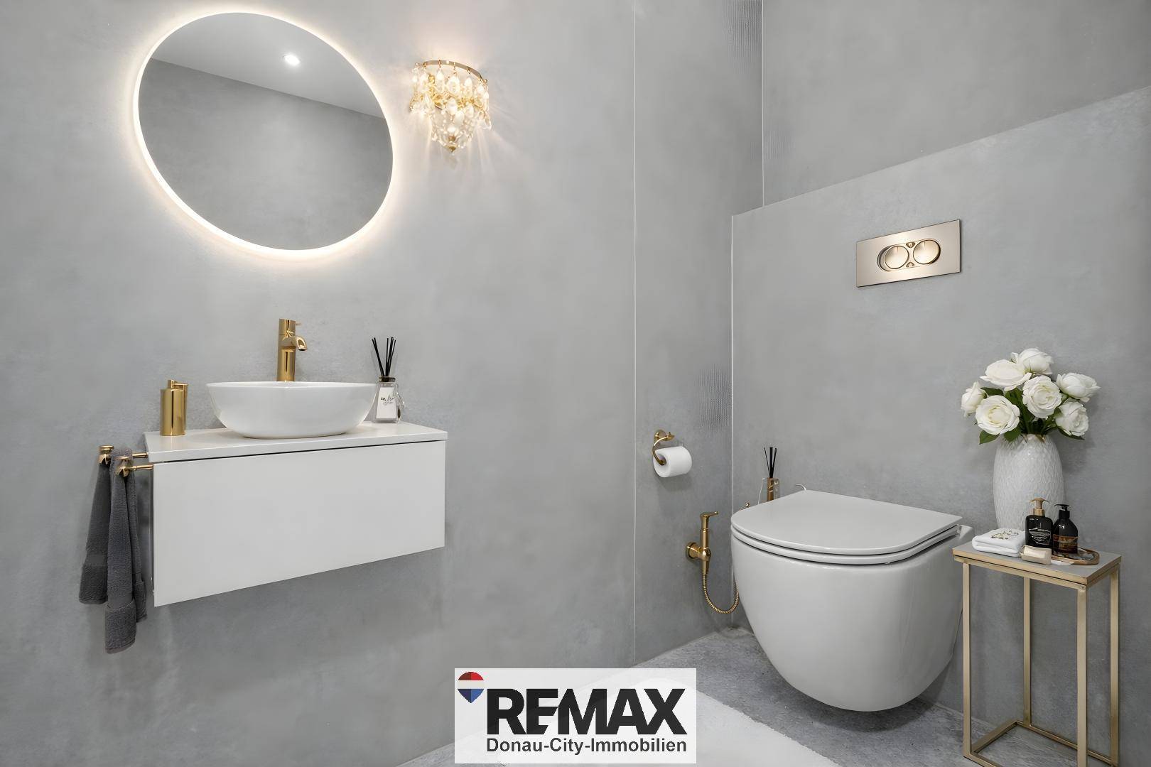 Stilvolles Gäste-WC mit runden Spiegeln, schwebendem Waschbecken und modernen Armaturen.