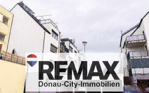 Seitenansicht eines modernen Wohnkomplexes mit mehreren Balkonen und Flachdacharchitektur.