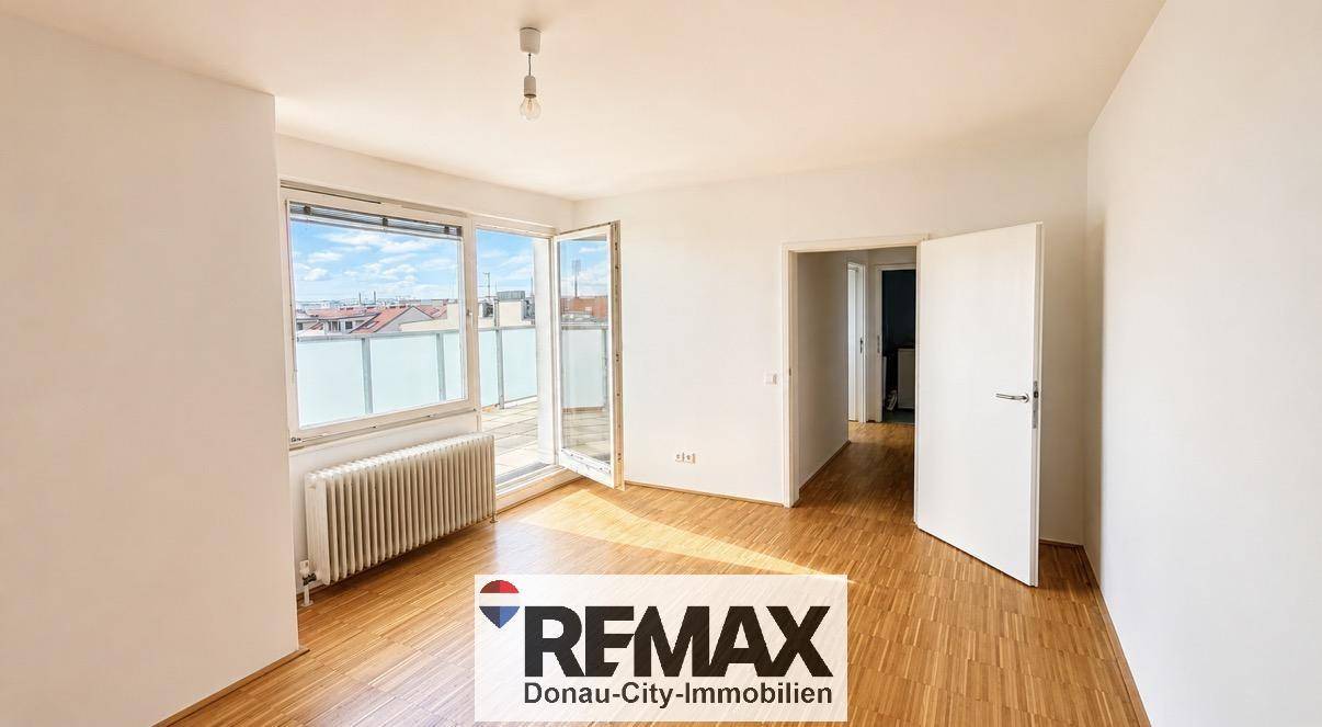 Geräumiges, helles Zimmer mit Holzboden und direktem Zugang zur Außenterrasse.