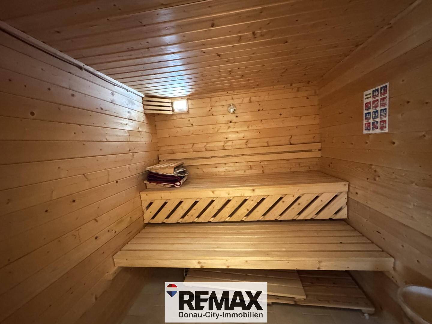 Traditionelle Holzsauna mit mehreren Bänken, bereit für entspannende Stunden im eigenen Zuhause.