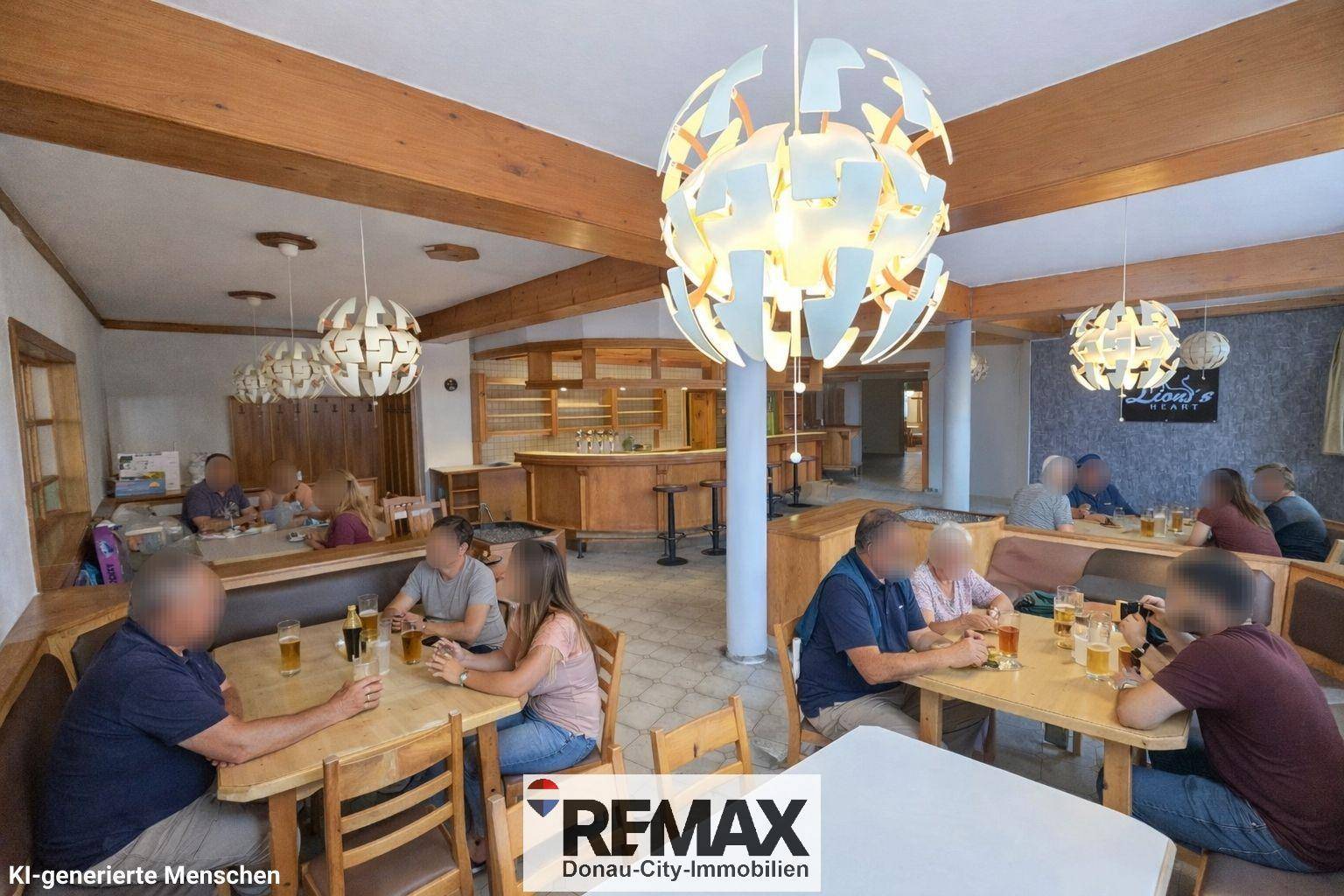 Innenansicht eines Restaurants mit Holzbalken, modernen Lampen und Gästen an Tischen.