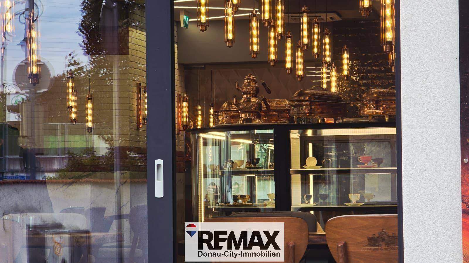 Nahaufnahme einer beleuchteten Vitrine mit dekorativen Gegenständen, sichtbar durch eine Glastür.