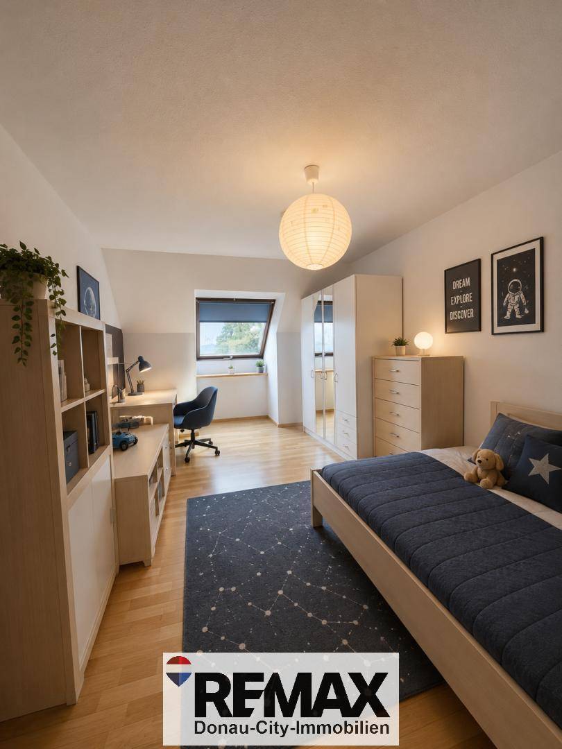 Modern eingerichtetes Kinderzimmer mit Bett, Schreibtisch und Dachfenster.