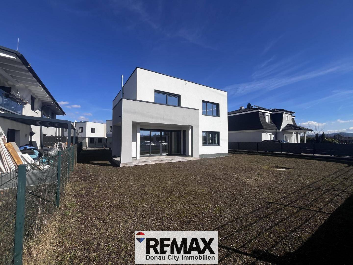 Großzügiger Gartenbereich hinter dem modernen Einfamilienhaus mit viel Platz.