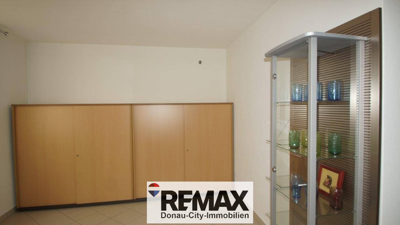 Raum mit Vitrine und Holzschränken, bietet Stauraum und Dekorationsmöglichkeiten.