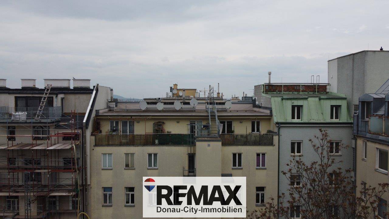 Panoramablick über die Dächer der Stadt mit verschiedenen Wohngebäuden.