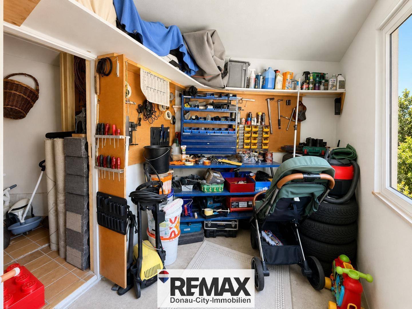 Werkstattraum mit Werkzeugen, Regalen und Fenster für Hobby und Reparaturen.