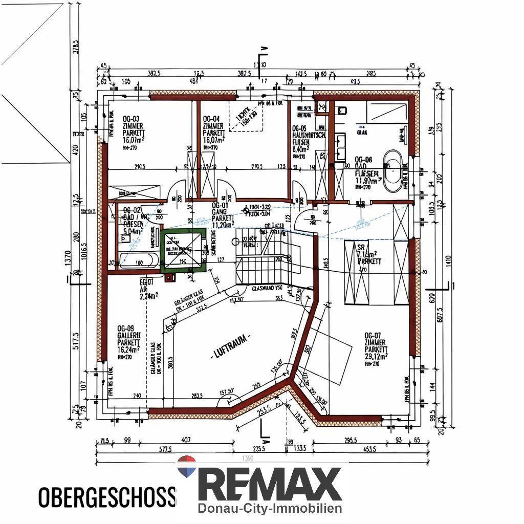 Grundriss des Obergeschosses mit Schlafzimmern, Bädern, Balkon und Galeriebereich.